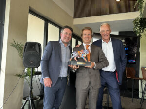Uitreiking NPEX Award 2023 Van links naar rechts: Mark van der Plas (CEO NPEX), Wijnand van Aalst (CEO Van Aalst Group, Cees Zuur (CFO Van Aalst Group)